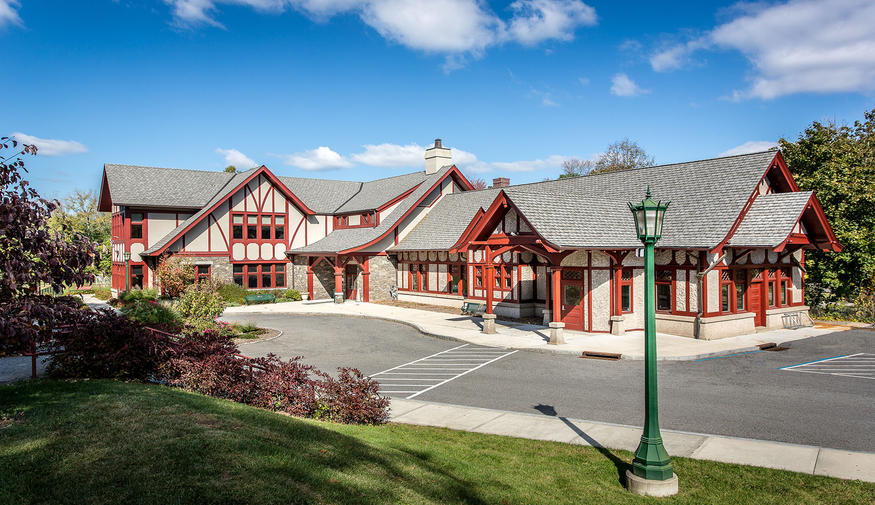 Lothrop Associates expanded the Briarcliff Manor Public Library with an 8,000 SF addition. The renovation maintains the character of the original historic building and the surrounding community while incorporating modern, efficient building systems.