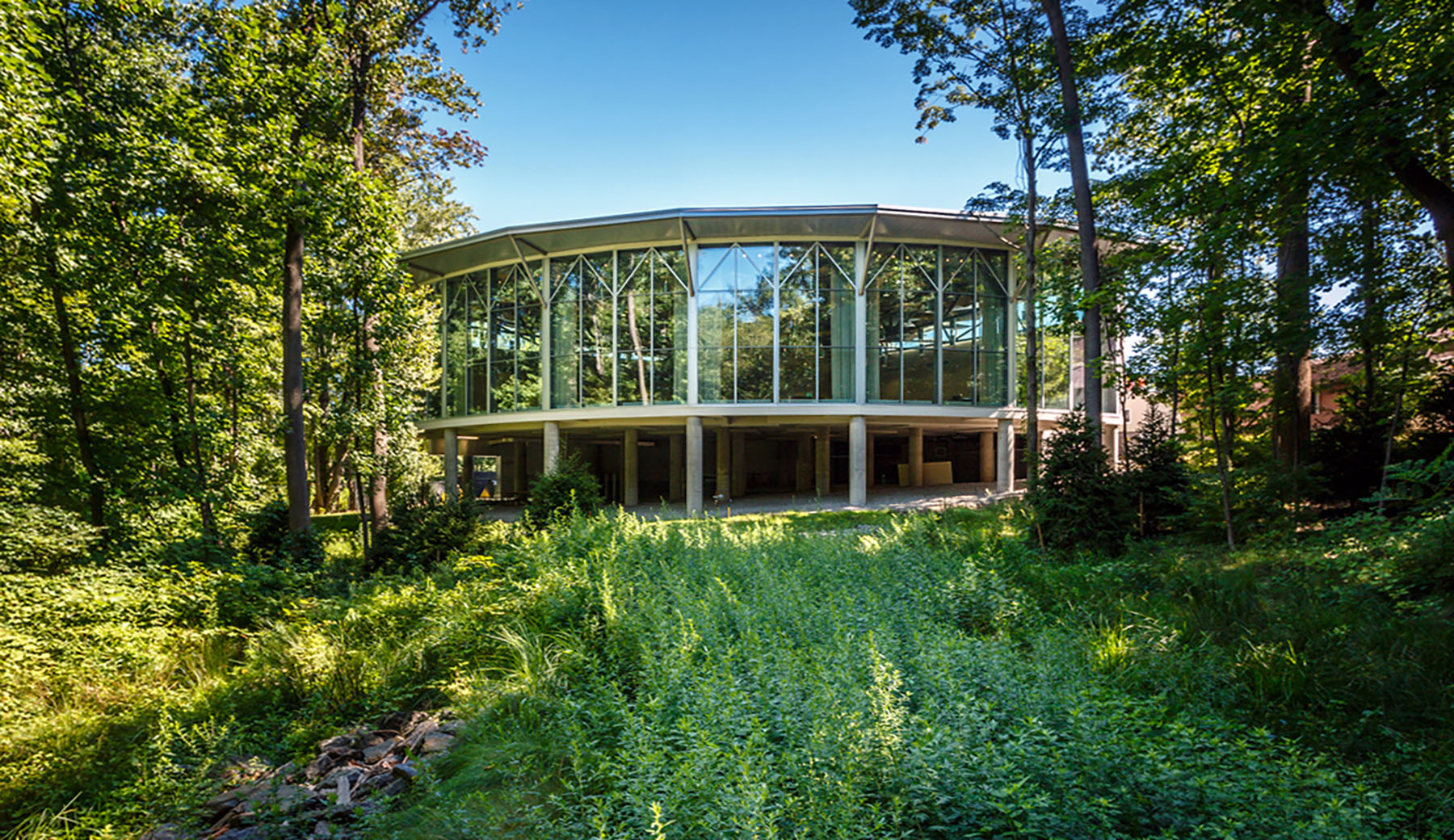 Temple Emanu-El asked Lothrop Associates to add a community room to their temple. The heavily wooded property allowed for spectacular natural views.   